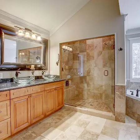 Sleeps16, Spacious Home, Close To Downtown, Beltline, And Walk To Restaurants, 75