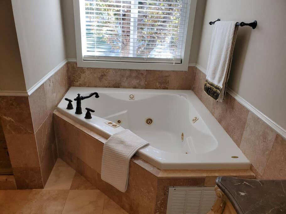 Sleeps16, Spacious Home, Close To Downtown, Beltline, And Walk To Restaurants, 75