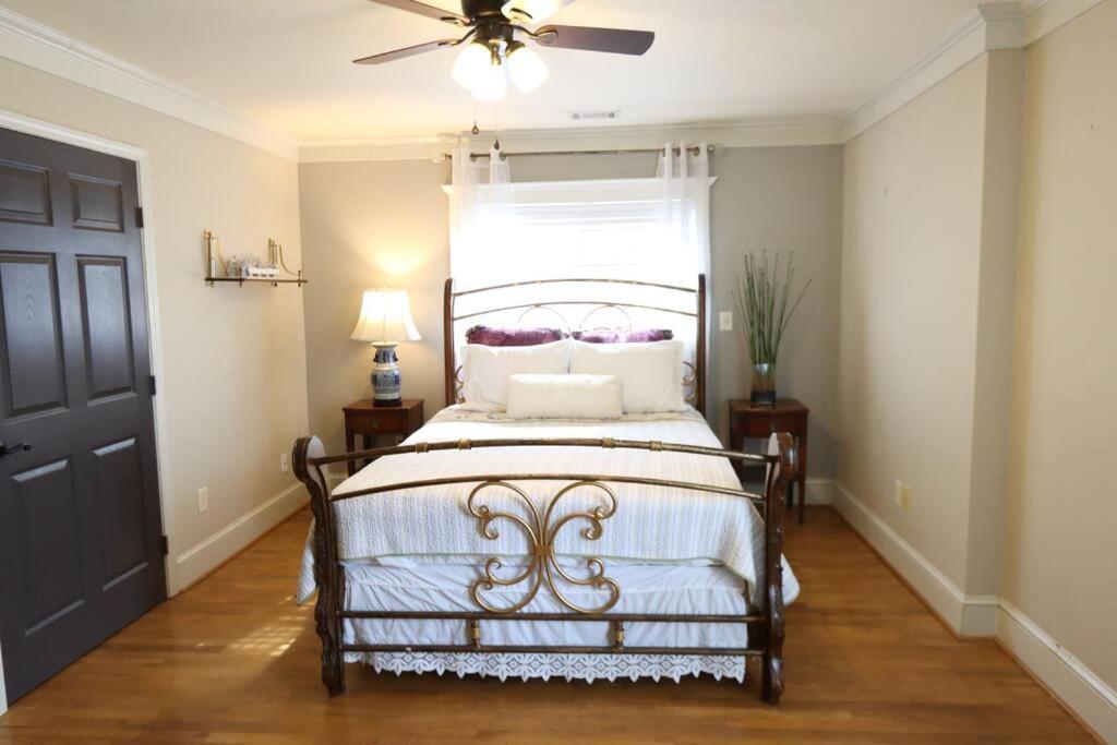 Hébergement de vacances Sleeps16, Spacious Home, Close To Downtown, Beltline, And Walk To Restaurants, 75
