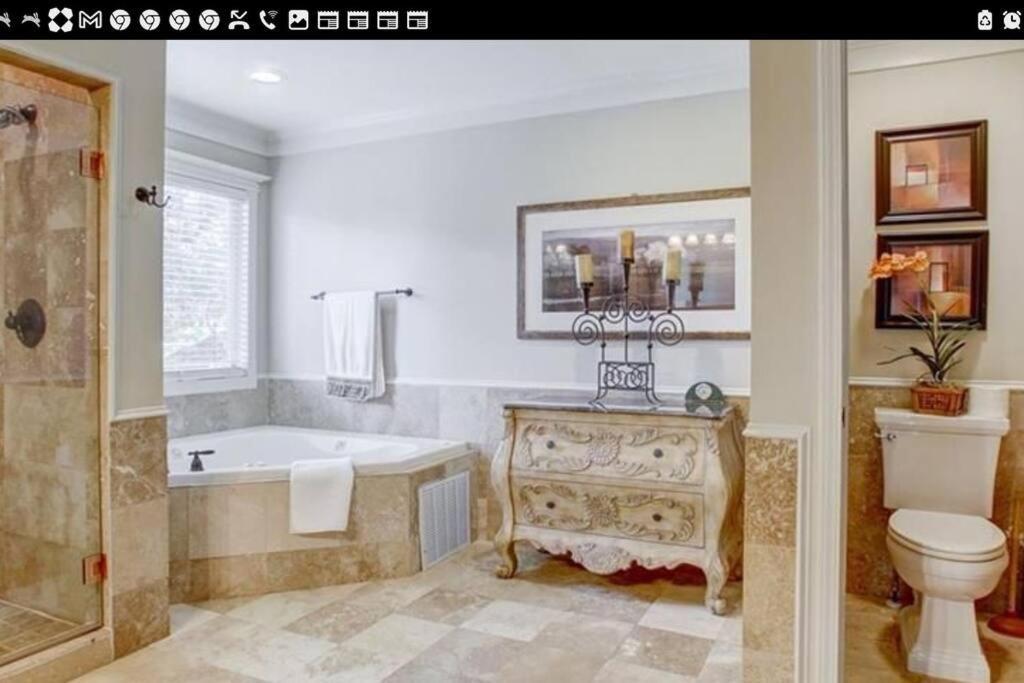Hébergement de vacances Sleeps16, Spacious Home, Close To Downtown, Beltline, And Walk To Restaurants, 75