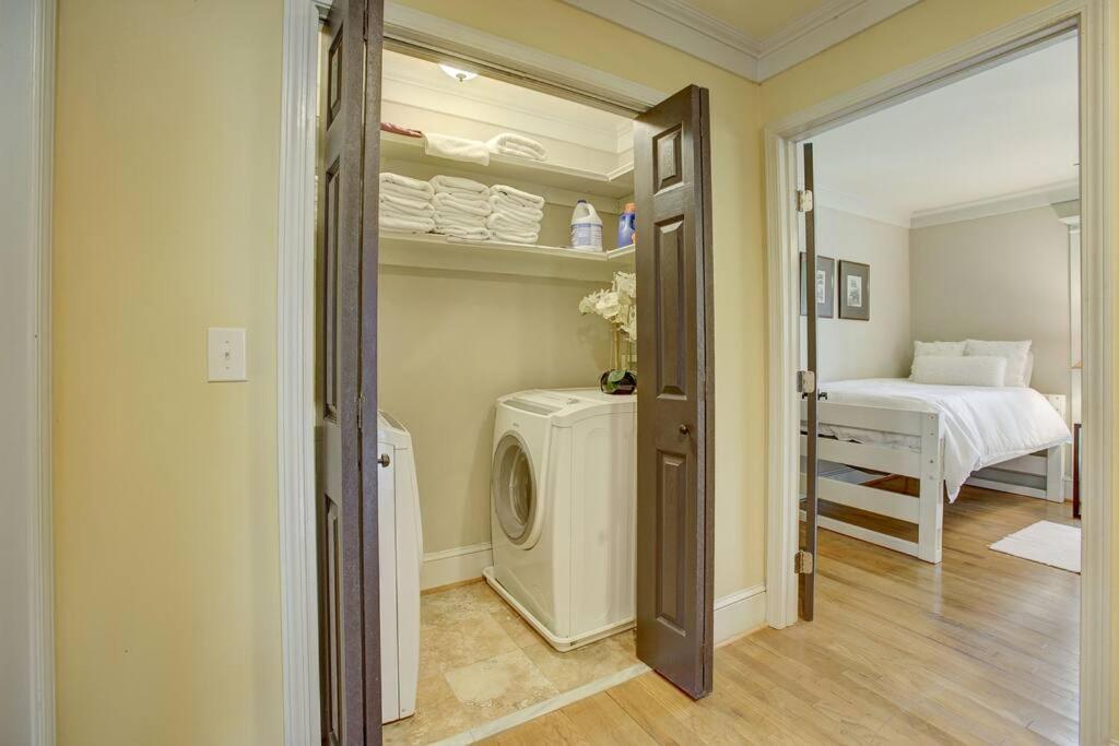 Ferienhaus Sleeps16, Spacious Home, Close To Downtown, Beltline, And Walk To Restaurants, 75