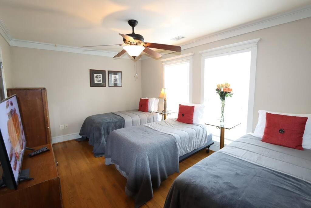 Hébergement de vacances Sleeps16, Spacious Home, Close To Downtown, Beltline, And Walk To Restaurants, 75