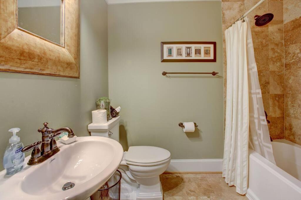 Hébergement de vacances Sleeps16, Spacious Home, Close To Downtown, Beltline, And Walk To Restaurants, 75