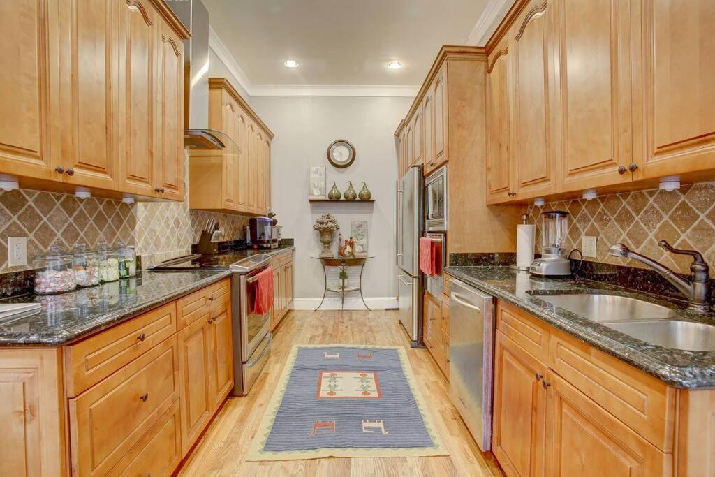 Hébergement de vacances Sleeps16, Spacious Home, Close To Downtown, Beltline, And Walk To Restaurants, 75