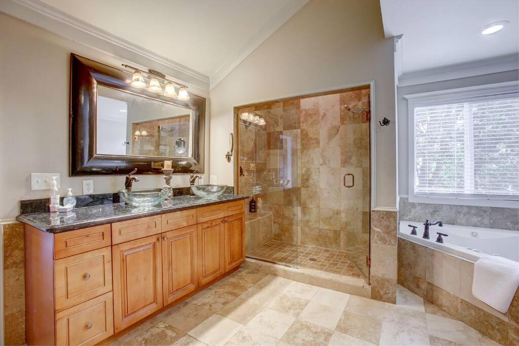 Hébergement de vacances Sleeps16, Spacious Home, Close To Downtown, Beltline, And Walk To Restaurants, 75