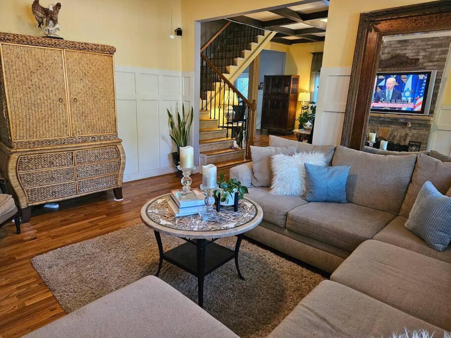 Hébergement de vacances Sleeps16, Spacious Home, Close To Downtown, Beltline, And Walk To Restaurants, 75