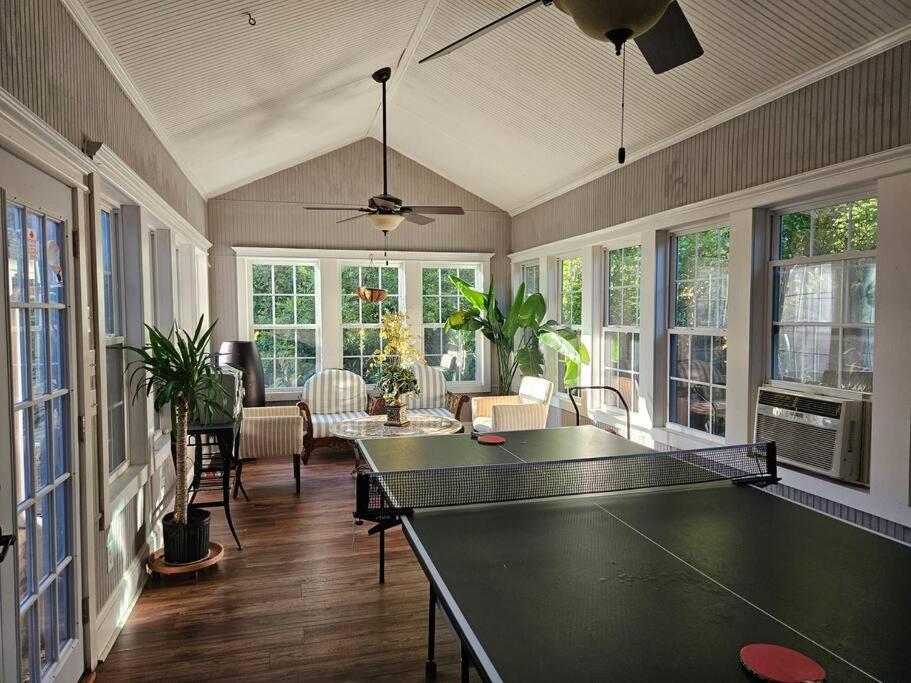 Hébergement de vacances Sleeps16, Spacious Home, Close To Downtown, Beltline, And Walk To Restaurants, 75