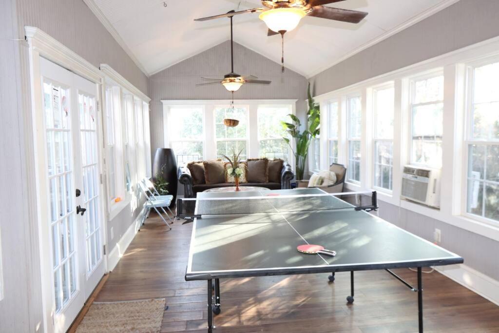 Hébergement de vacances Sleeps16, Spacious Home, Close To Downtown, Beltline, And Walk To Restaurants, 75
