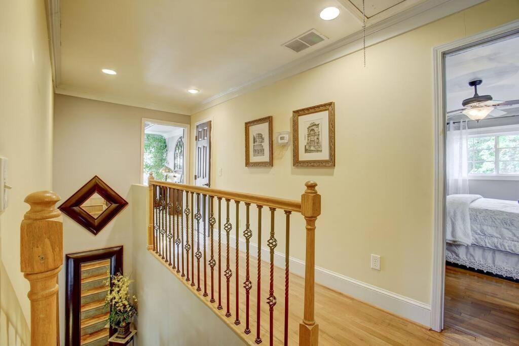 Hébergement de vacances Sleeps16, Spacious Home, Close To Downtown, Beltline, And Walk To Restaurants, 75