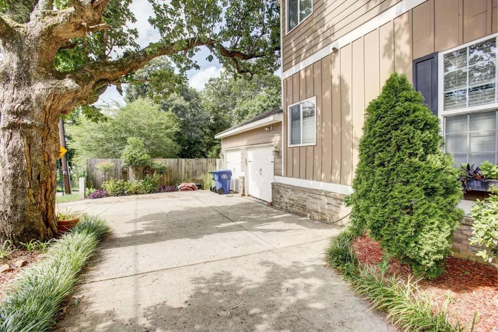 Hébergement de vacances Sleeps16, Spacious Home, Close To Downtown, Beltline, And Walk To Restaurants, 75