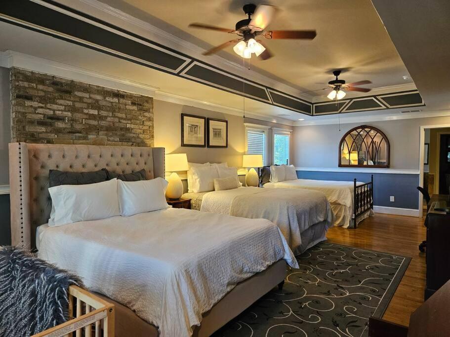 Hébergement de vacances Sleeps16, Spacious Home, Close To Downtown, Beltline, And Walk To Restaurants, 75