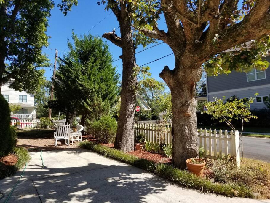 Hébergement de vacances Sleeps16, Spacious Home, Close To Downtown, Beltline, And Walk To Restaurants, 75