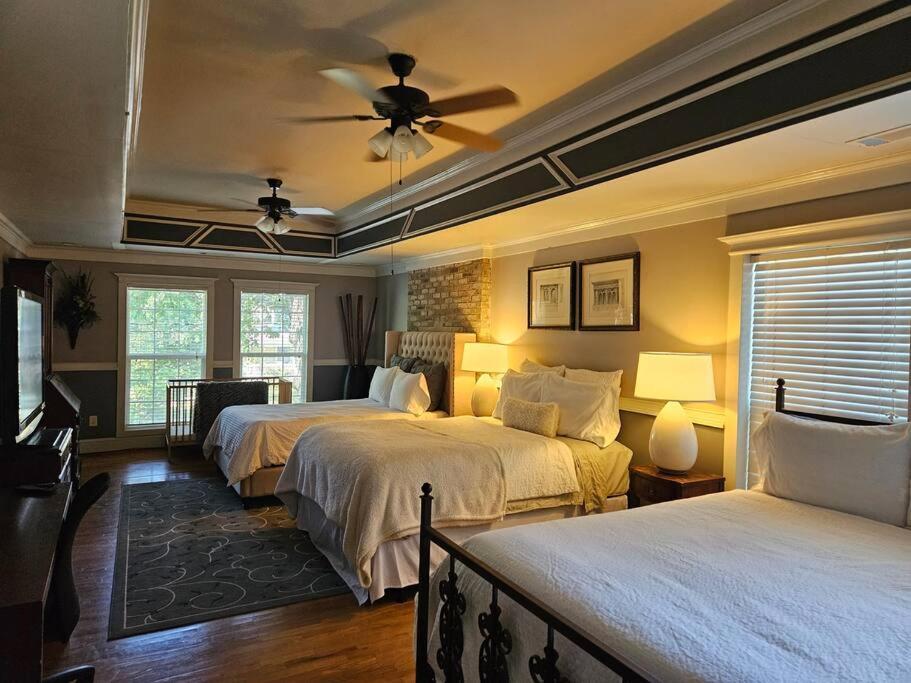 Ferienhaus Sleeps16, Spacious Home, Close To Downtown, Beltline, And Walk To Restaurants, 75