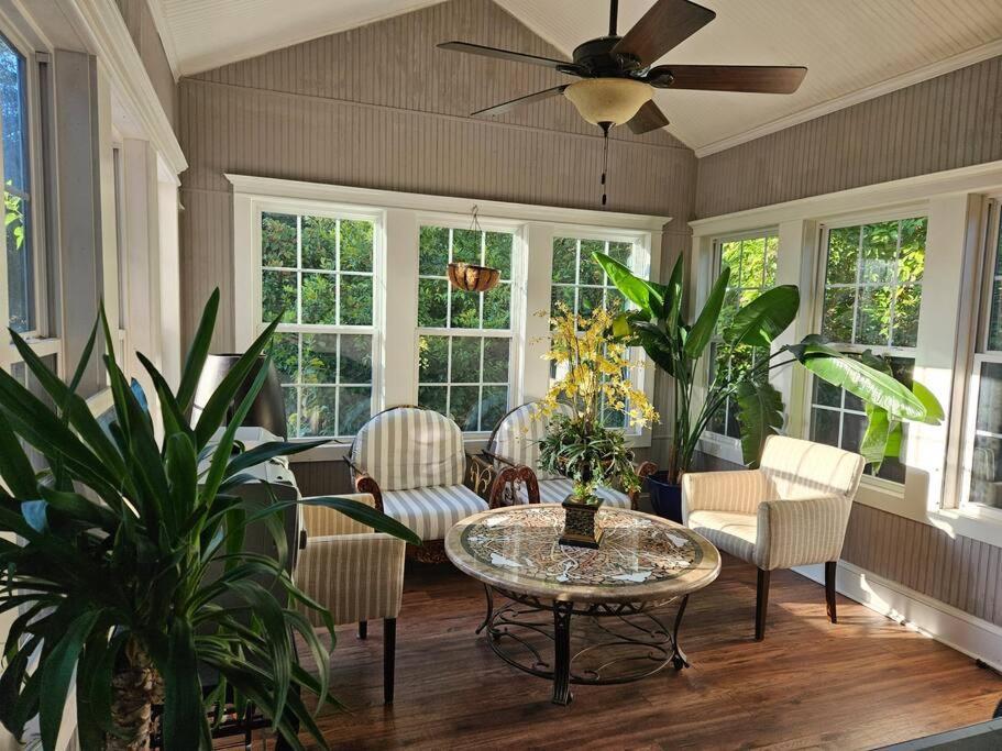 Hébergement de vacances Sleeps16, Spacious Home, Close To Downtown, Beltline, And Walk To Restaurants, 75